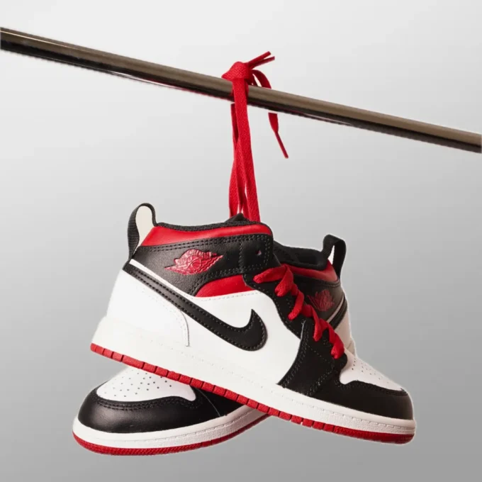 Tampak Samping Air Jordan 1 Mid Gym Red Black Toe (PS)