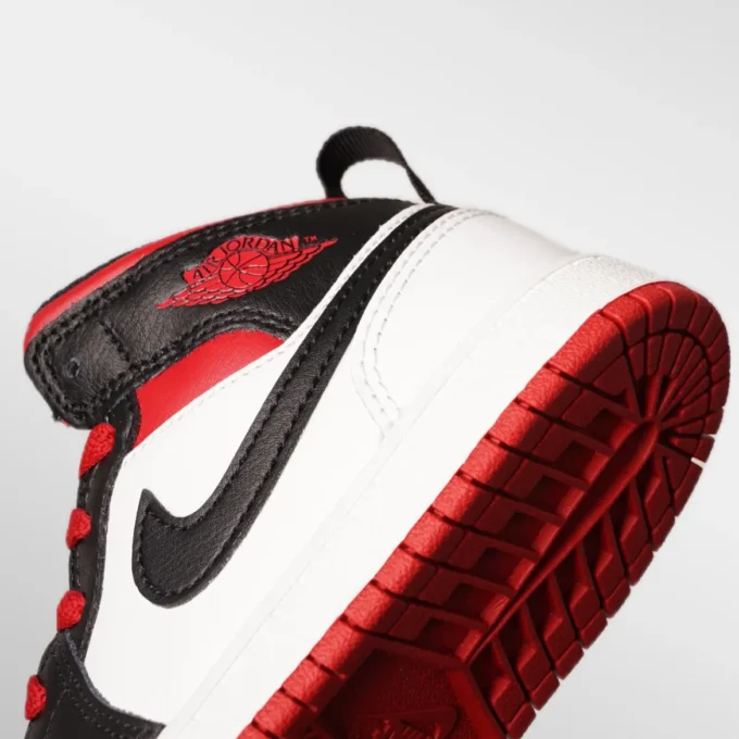 Tampak Belakang dan Bawah Air Jordan 1 Mid Gym Red Black Toe (PS)