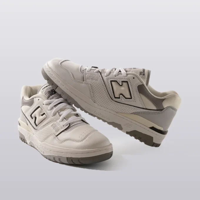 sepatu new balance warna putih tampak depan