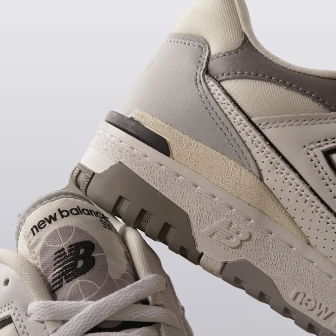 sepatu new balance warna putih tampak depan