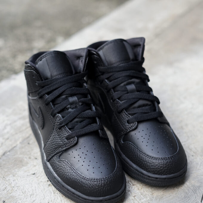 Air Jordan 1 Mid Triple Black