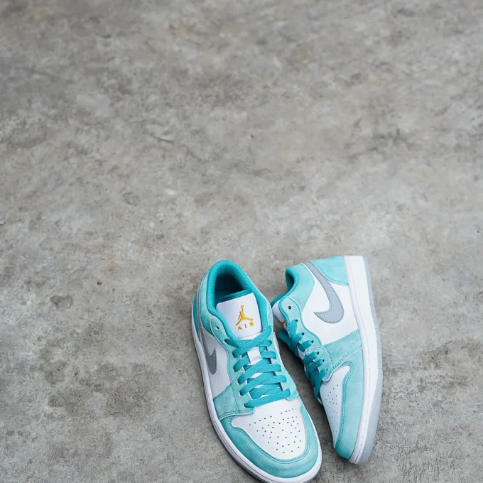 SEPATU JORDAN 1 LOW EMERALD WARNA HIJAU TOSCA TAMPAK DEPAN