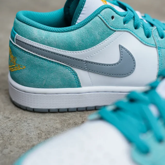 SEPATU JORDAN 1 LOW EMERALD WARNA HIJAU TOSCA TAMPAK DEPAN