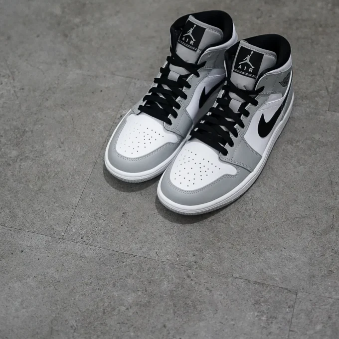 Sepatu jordan 1 mid light smoke grey warna abu abu tampak depan