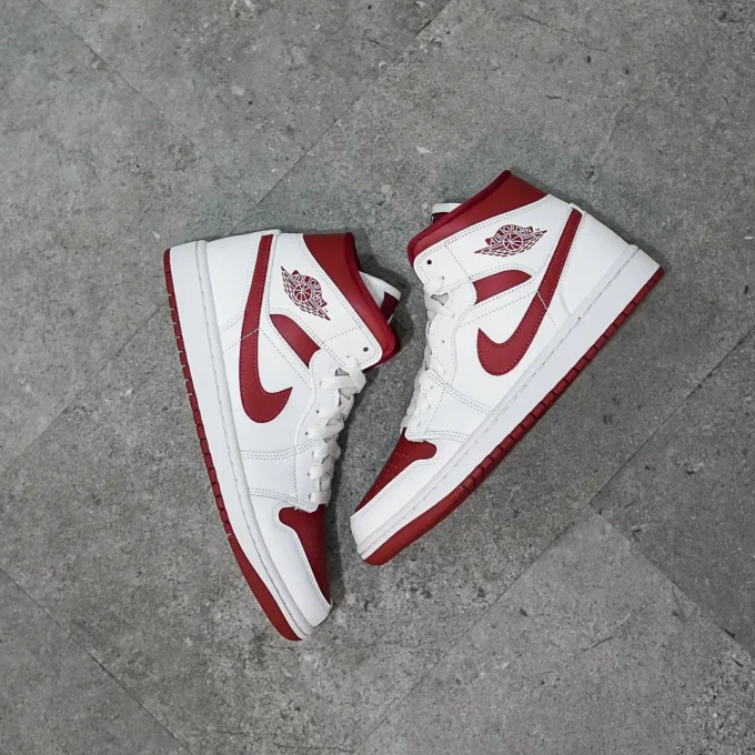 sepatu jordan warna putih merah tampak depan