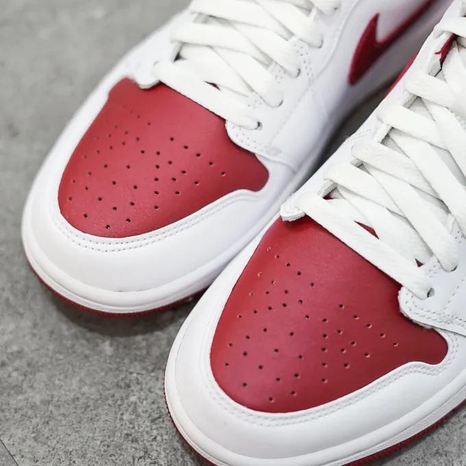 sepatu jordan warna putih merah tampak depan