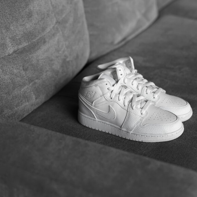 Air Jordan 1 Mid Triple White Tumbled Leather (GS)