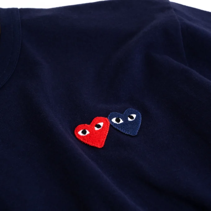 Two Heart Small Embroidered Emblem T-shirt Navy tampak logo