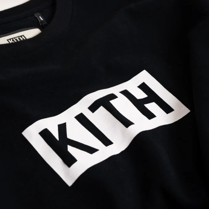 Kith Logo Box Tee Black tampak logo