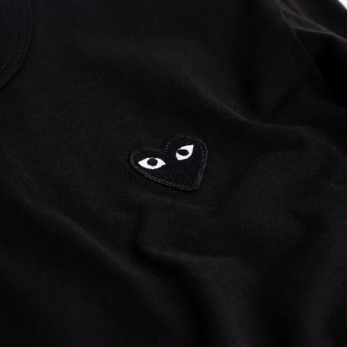 tampak depan logo crewneck cdg hitam