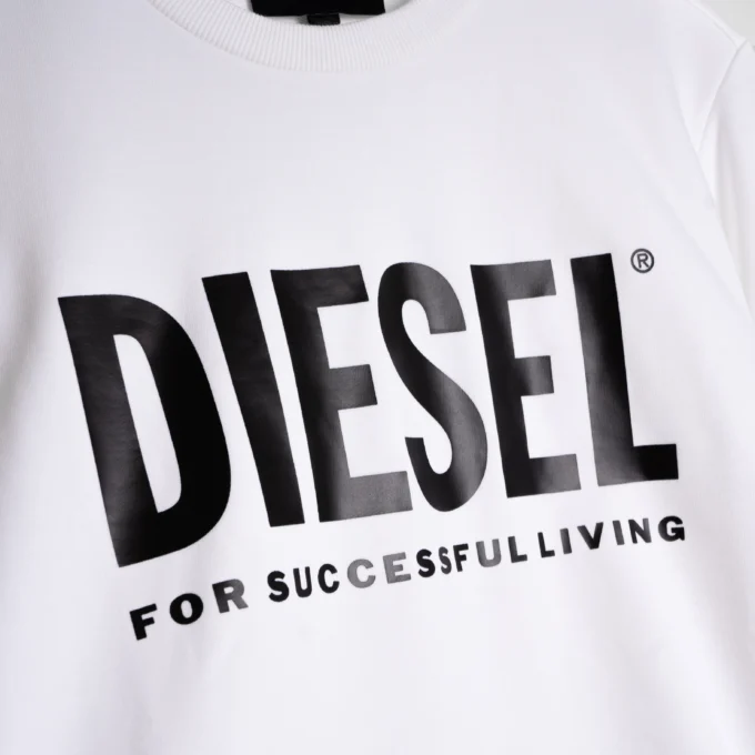 tampak logo crewneck diesel putih