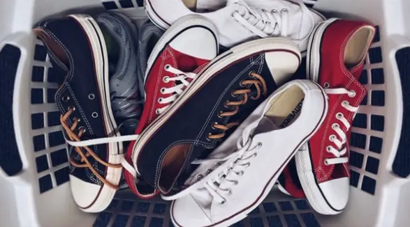 Tumpukan Sepatu Canvas